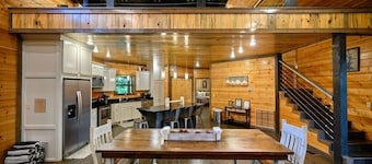 Beautiful, Spacious Lodge, Creek, Hot Tub, Firepit, Games