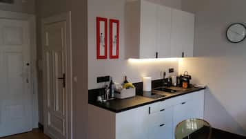 Fridge, dishwasher, coffee/tea maker, electric kettle