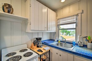 Refrigerador, microondas, parrilla de estufa y cafetera y tetera 