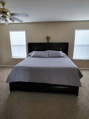 3 bedrooms, desk, iron/ironing board, travel cot - Modern Home Minutes Away from COTA & Downtown Austin. (Del Valle)