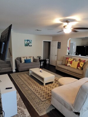 Smart TV, computer monitors - Modern Home Minutes Away from COTA & Downtown Austin. (Del Valle)