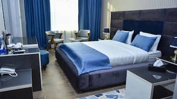 Caja de seguridad en la habitación y escritorio