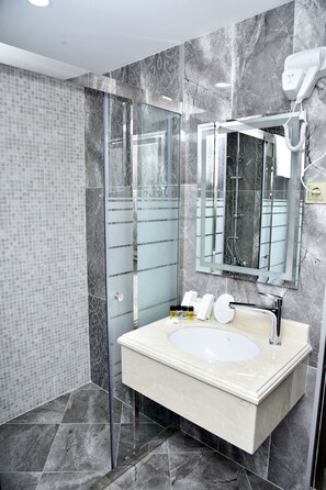 Junior Suite | Bathroom | Shower, hair dryer, slippers, towels