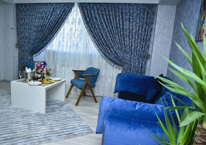 Junior Suite | In-room safe, desk, iron/ironing board, free cribs/infant beds
