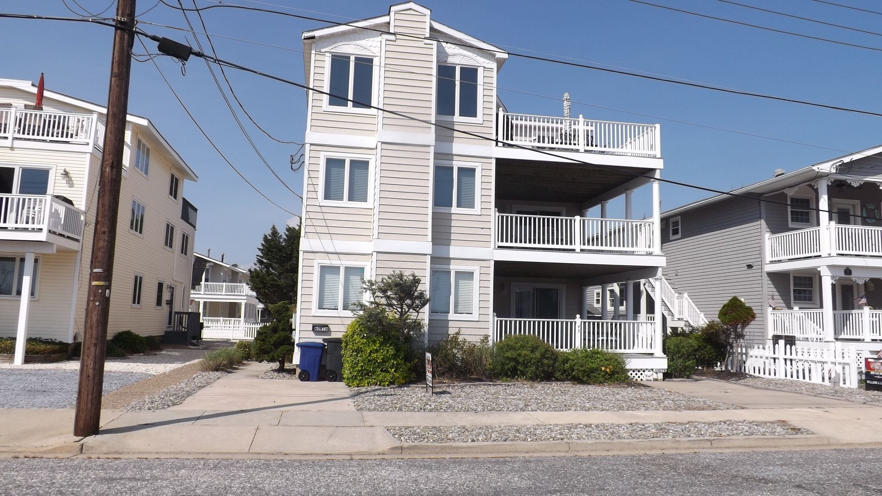 Great OCEAN VIEWS & STEPS TO BEACH, boardwalk, playground & 2 blocks to the center of town
