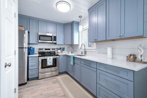 Een koelkast, een magnetron, een oven, een kookplaat