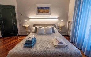 2 bedrooms, in-room safe, desk, iron/ironing board