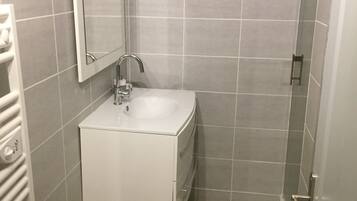 淋浴設備、風筒、廁紙