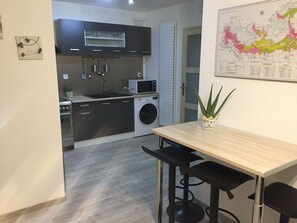 Refrigerador, microondas, horno, placa de cocina