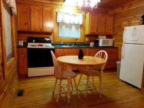 Fridge, microwave, oven, stovetop - MOUNTAIN JOY COTTAGES #10- BIG BEAR (Maggie Valley)