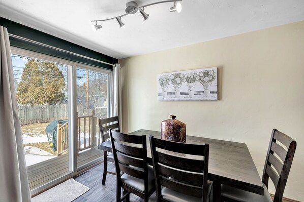 Dining - THE FAMOUS TUNDRA HOUSE-1 BLOCK TO LAMBEAU! OPEN: RAVENS & NOTRE DAME/WISCONSIN! (Green Bay)