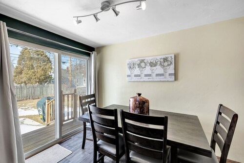 THE FAMOUS TUNDRA HOUSE IS OPEN FOR NOTRE DAME vs BADGERS- 1 BLOCK FROM LAMBEAU!