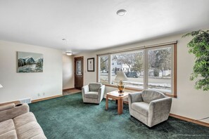 Interior - THE FAMOUS TUNDRA HOUSE-1 BLOCK TO LAMBEAU! OPEN: RAVENS & NOTRE DAME/WISCONSIN! (Green Bay)