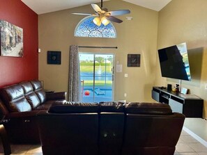 Älytelevisio, DVD-soitin, pöytäjalkapallopöytä