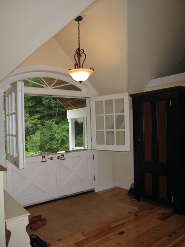 Yksityinen järvi Rippling Waters -alueella, jota ympäröi 400 hehtaaria 