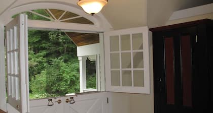 Yksityinen järvi Rippling Waters -alueella, jota ympäröi 400 hehtaaria