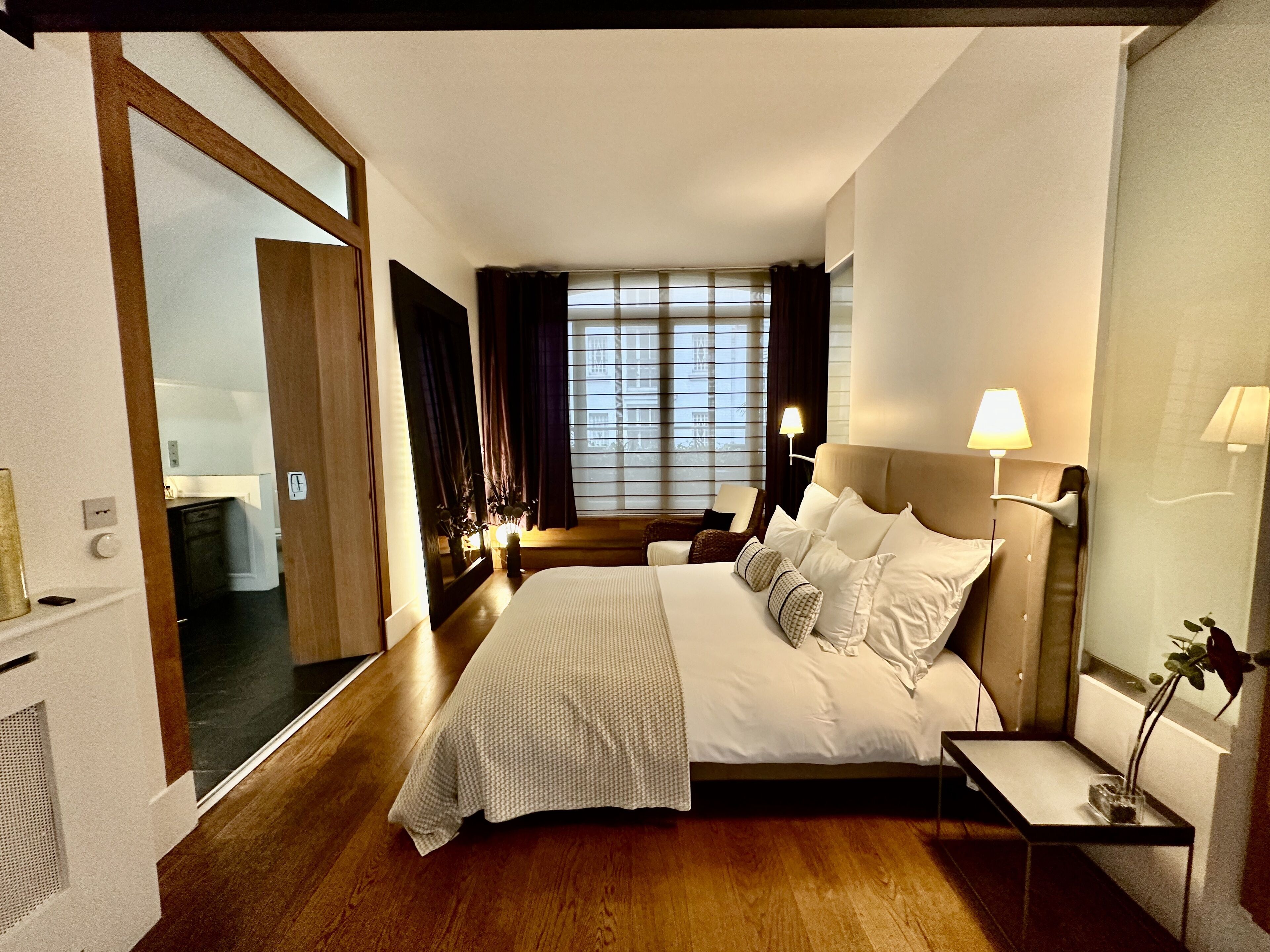 4 chambres, coffres-forts dans les chambres, bureau