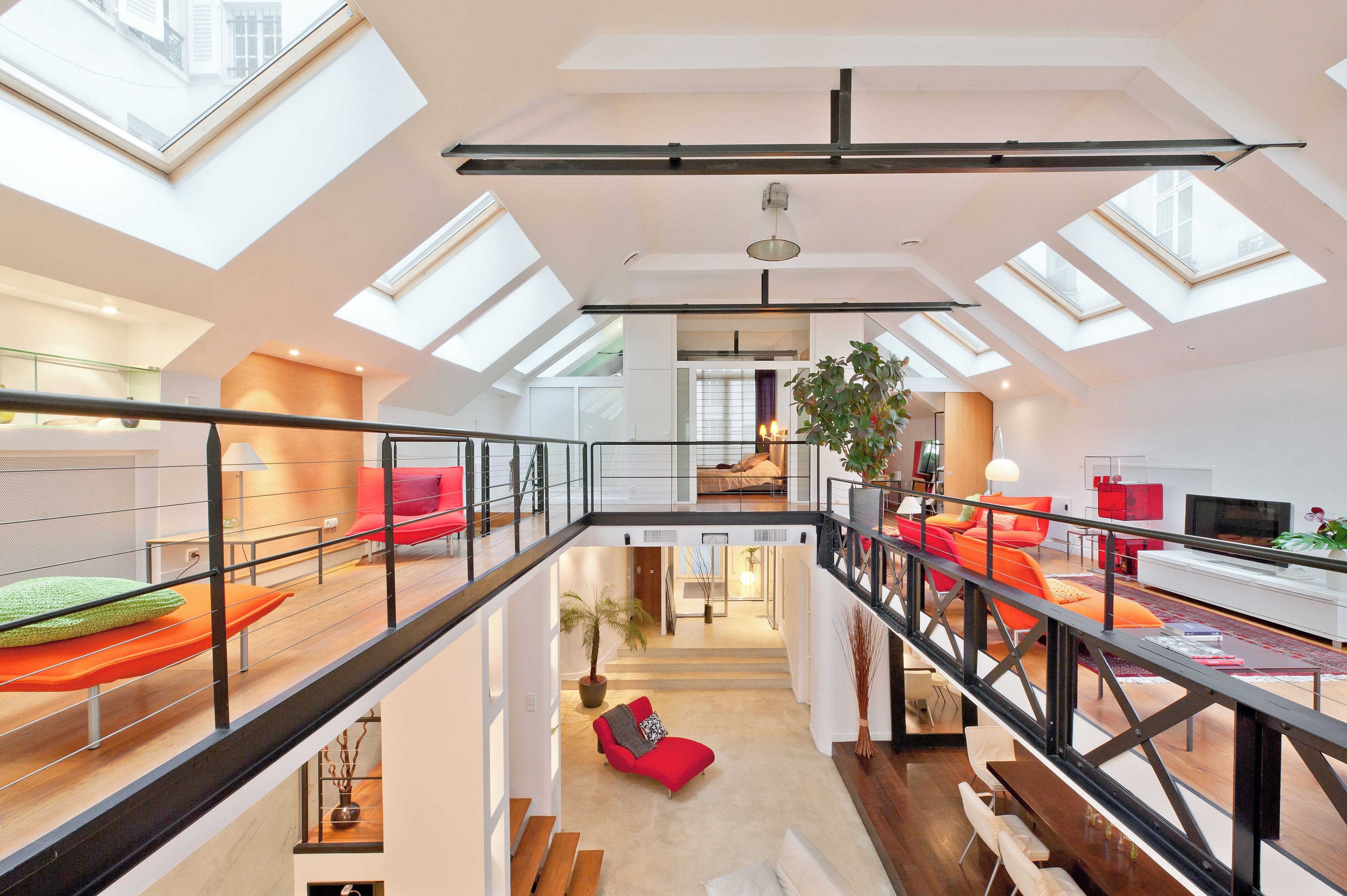 Een ruime loft met meerdere verdiepingen, dakramen en een modern interieur.
