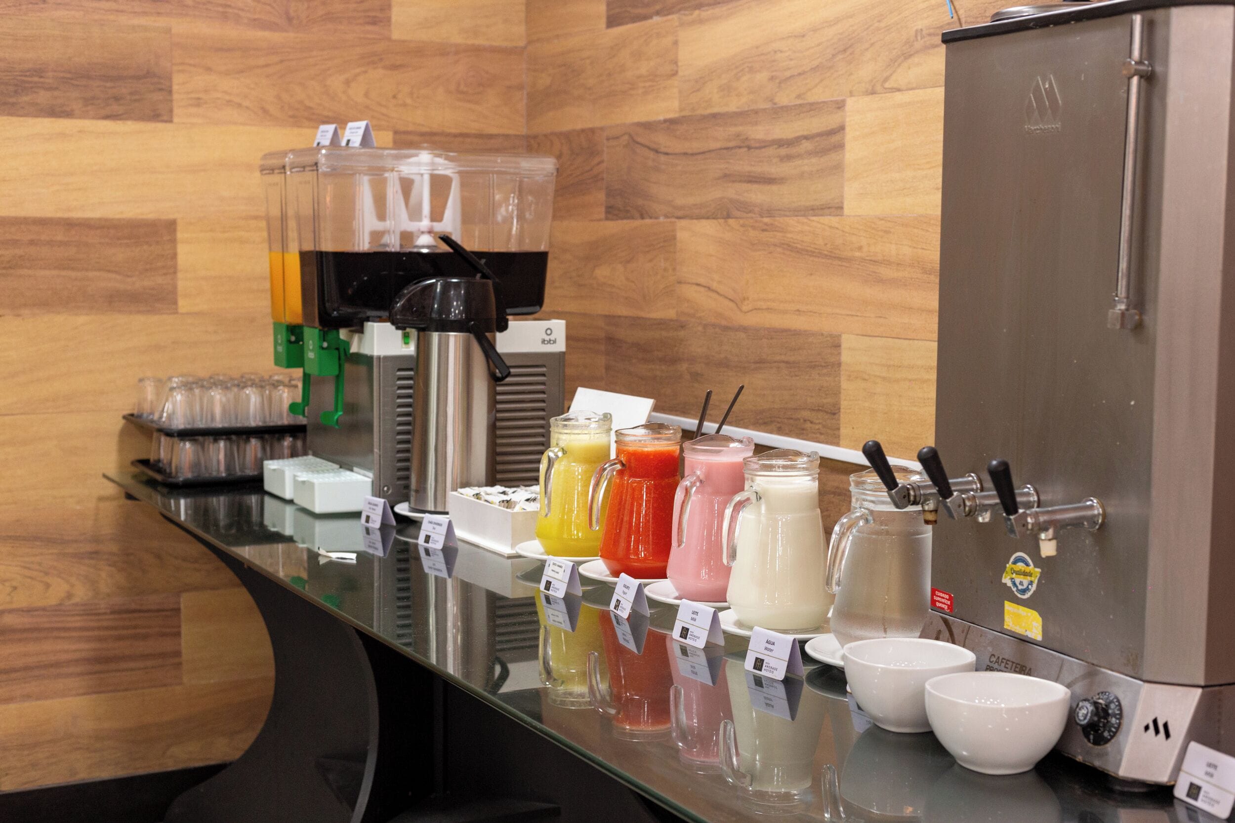 Una estación de bebidas con diversas opciones y una máquina de café.