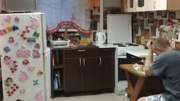 Refrigerador con congelador, microondas, horno y tetera eléctrica