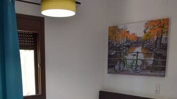 2 slaapkamers, een strijkplank/strijkijzer, wifi, beddengoed