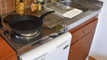 Refrigerador, microondas, cafetera y tetera y tetera eléctrica