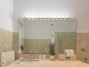 Bañera, secador de pelo y toallas
