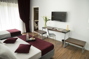 Deluxe Triple Room, Balcony | Minibar, in-room safe, desk, laptop workspace - Unicum Roma Suites (Rome)