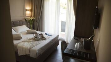 Deluxe-Doppelzimmer, Balkon | Minibar, Zimmersafe, Schreibtisch, laptopgeeigneter Arbeitsplatz