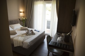 Minibar, in-room safe, desk, laptop workspace - Unicum Roma Suites (Rome)