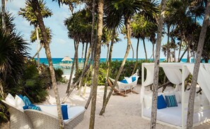En la playa, camastros y toallas de playa 