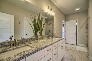 Combined shower/bathtub, hair dryer, towels, soap - Downtown Chattanooga Retreat (Chattanooga)