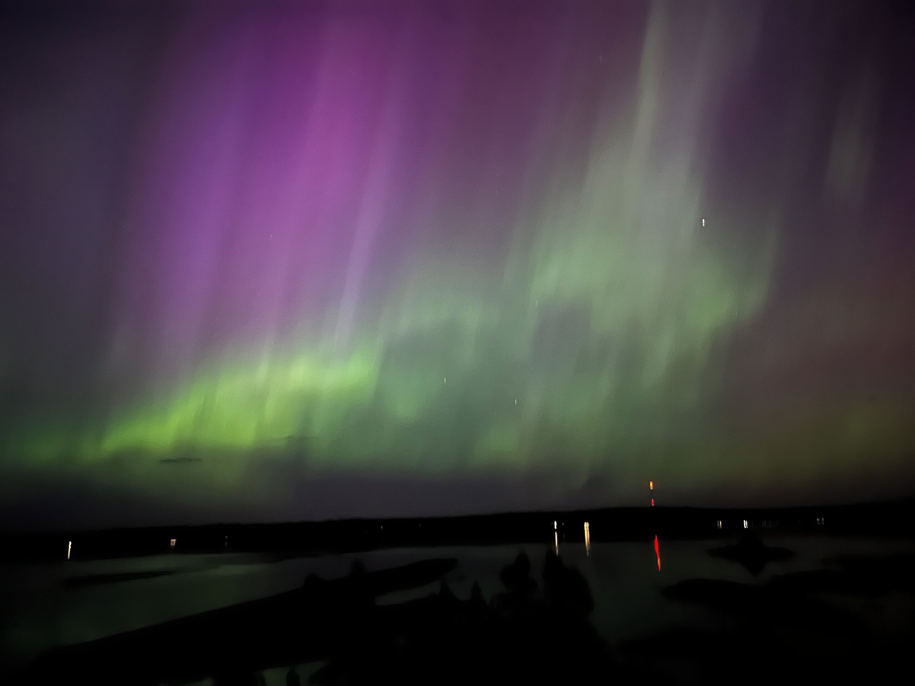 Ein Nachthimmel mit Polarlichtern.