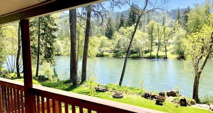 * NEU * "Cabin on The Rogue" - Angeln, Rafting, Tor zum Crater Lake! schläft 2-4