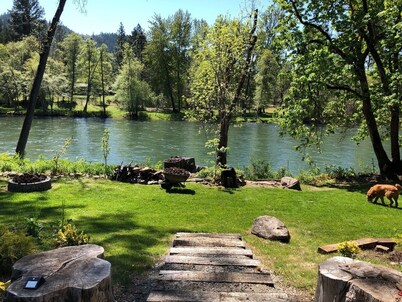 *Riverfront* "Cabin on The Rogue", Gateway to Crater Lake! Sleeps 2-4
