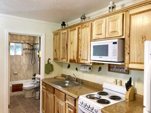 Een koelkast, een microgolfoven, een oven, een kookplaat