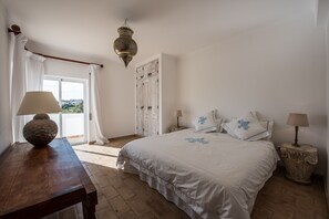 3 bedrooms, iron/ironing board, travel crib, internet