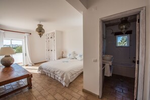 3 chambres, fer et planche à repasser, lit de bébé portatif