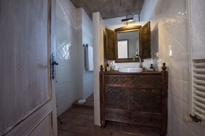 Combined shower/bathtub, hair dryer, towels - Apt. Al-Gharb, just across Meia Praia Beach (Lagos)