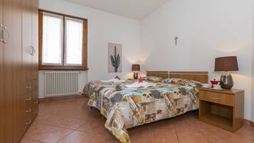 1 habitación, tabla de planchar con plancha, wifi gratis y ropa de cama