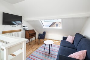 Een televisie, een dvd-speler en een stereo