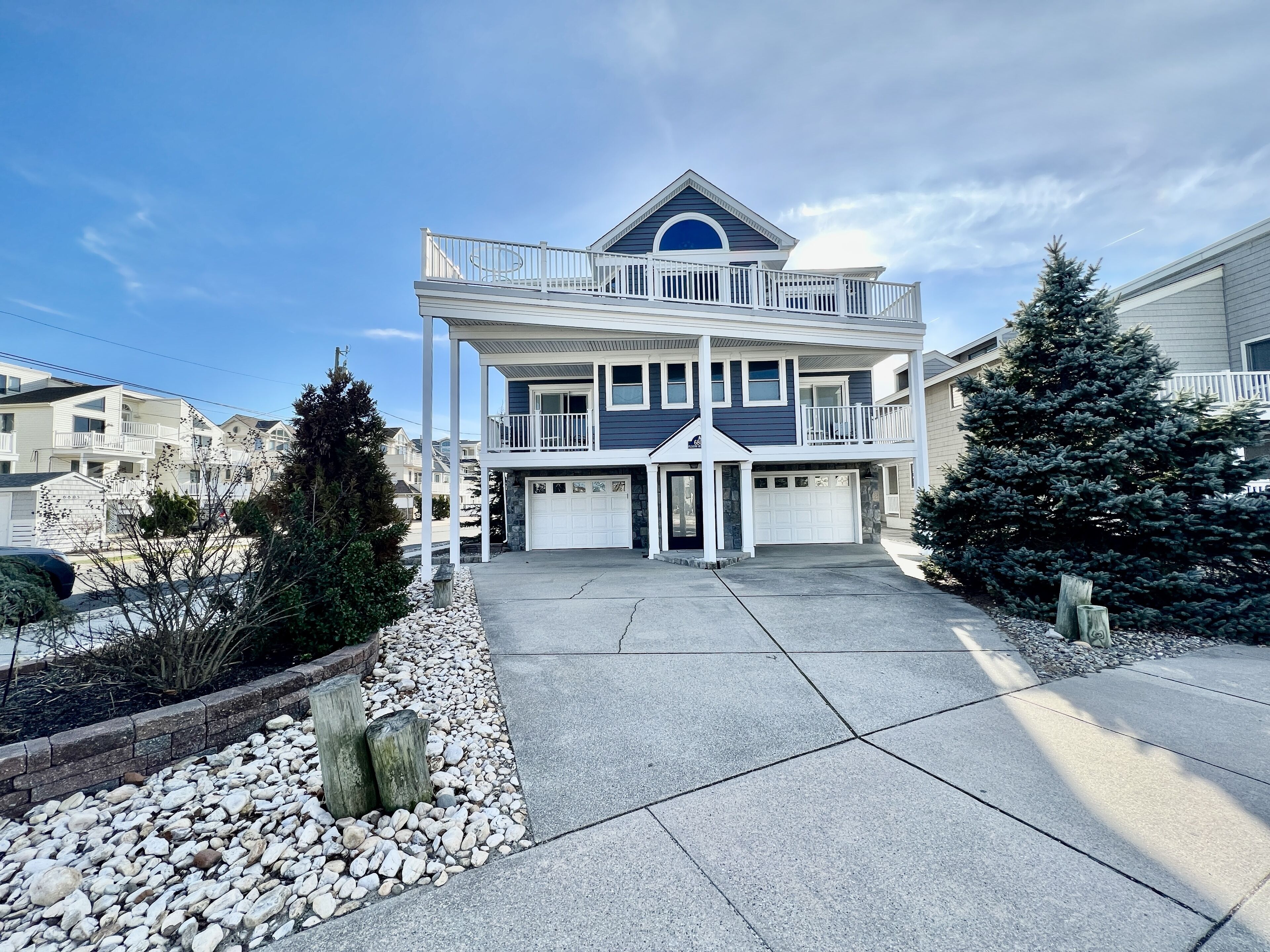 OCEAN VIEWS!!! Over sized townhouse in Beach Block with Ocean Views