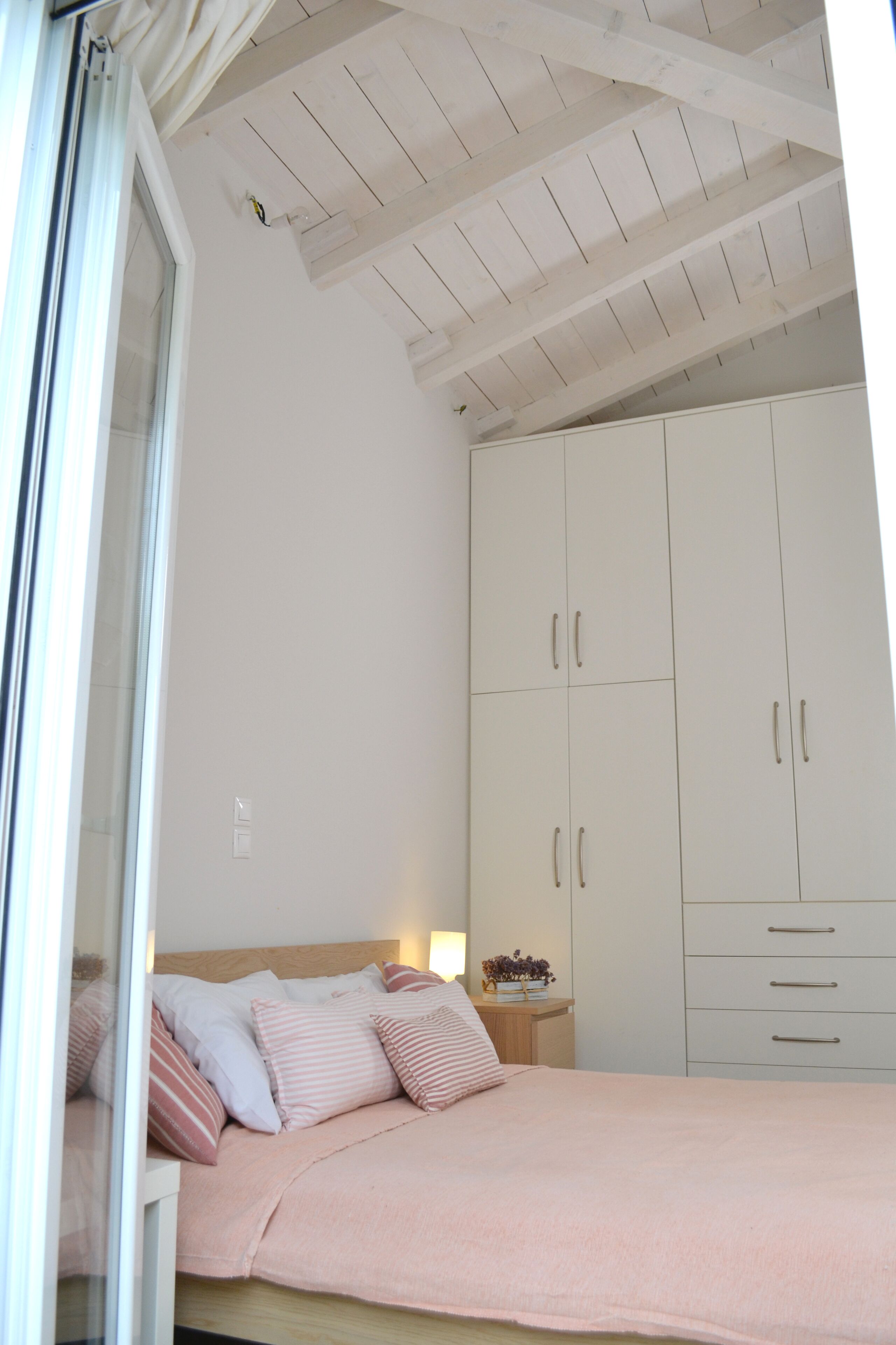 3 slaapkamers, een strijkplank/strijkijzer, gratis wifi, beddengoed