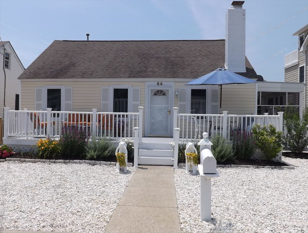 Cute three bedroom cottage located just one and a half blocks from the beach