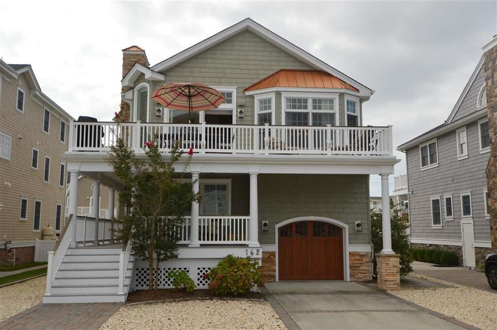 Enjoy your Avalon vacation in this sunny 5 bedroom, 4 1/2 bathroom upside-down style home