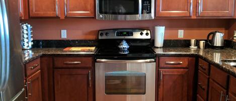 冷蔵庫、電子レンジ、オーブン、コンロ