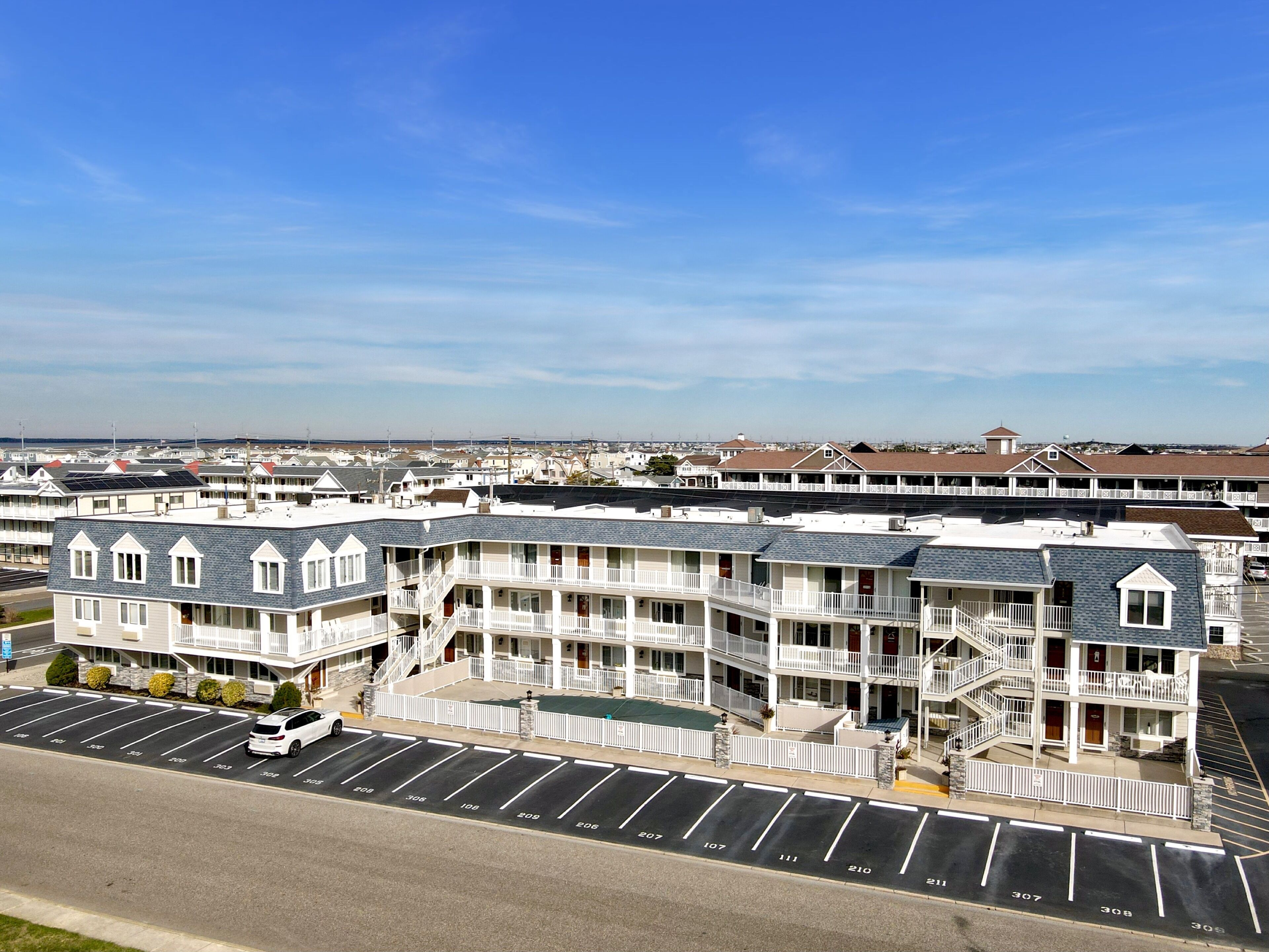 Beachblock condo with pool and only steps from the beach