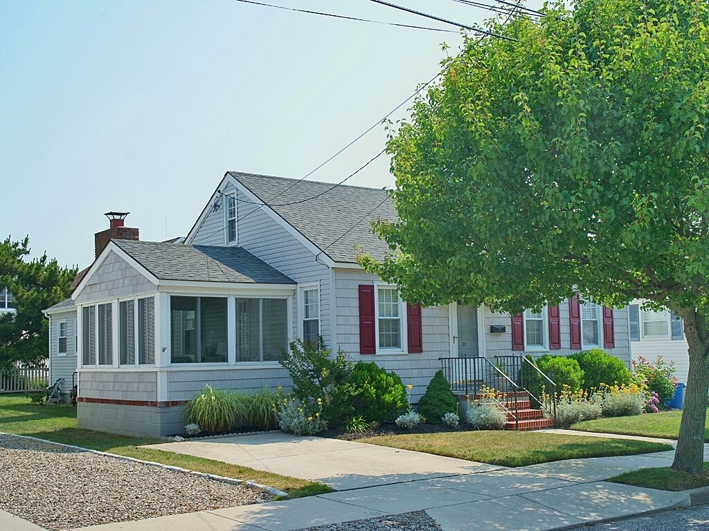 Well-maintained rancher just 1 -1/2 blks to beach and boardwalk