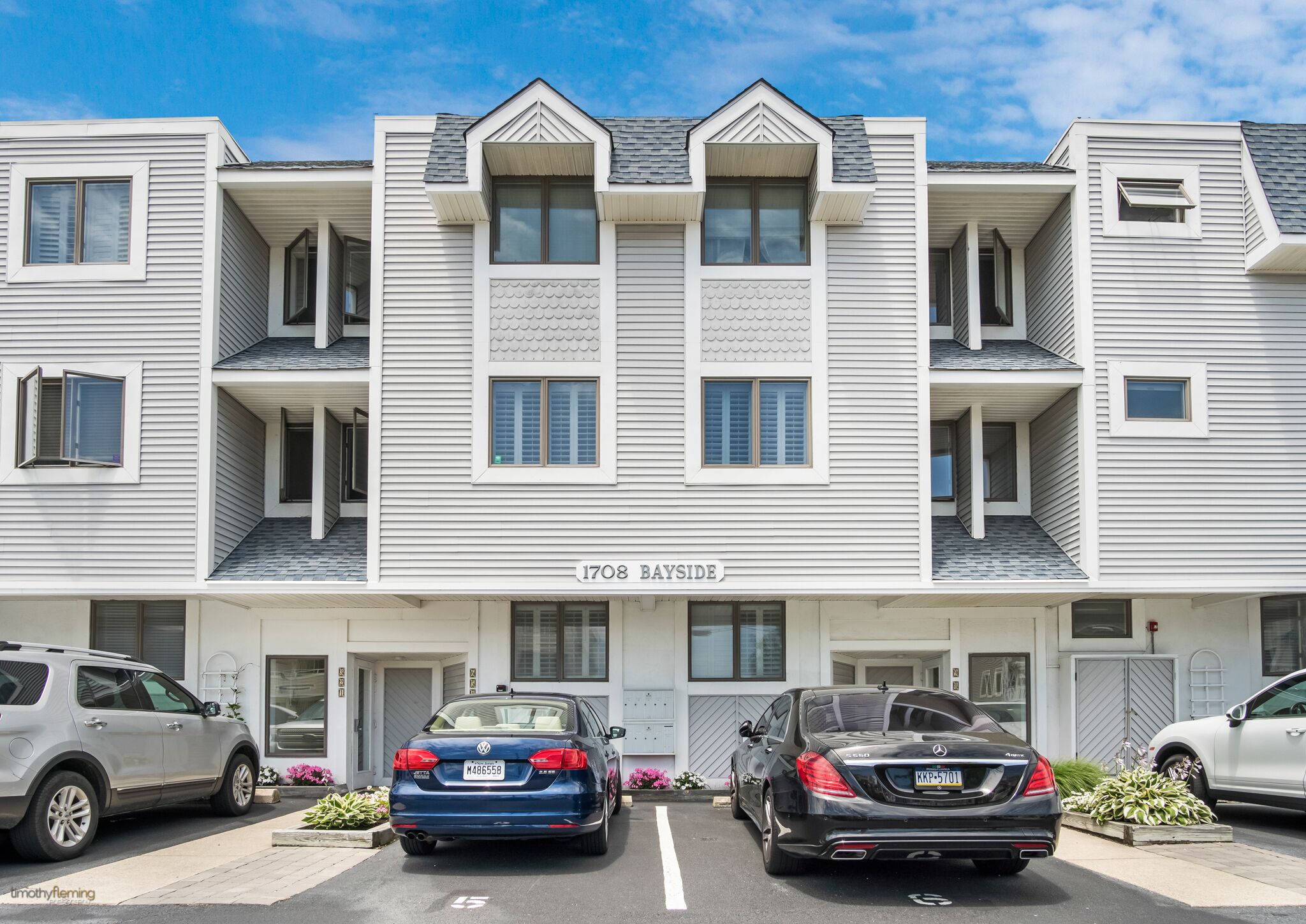 2nd fl unit in a Bayfront complex. BEAUTIFUL VIEWS of the inland waterway and Cedar Island.