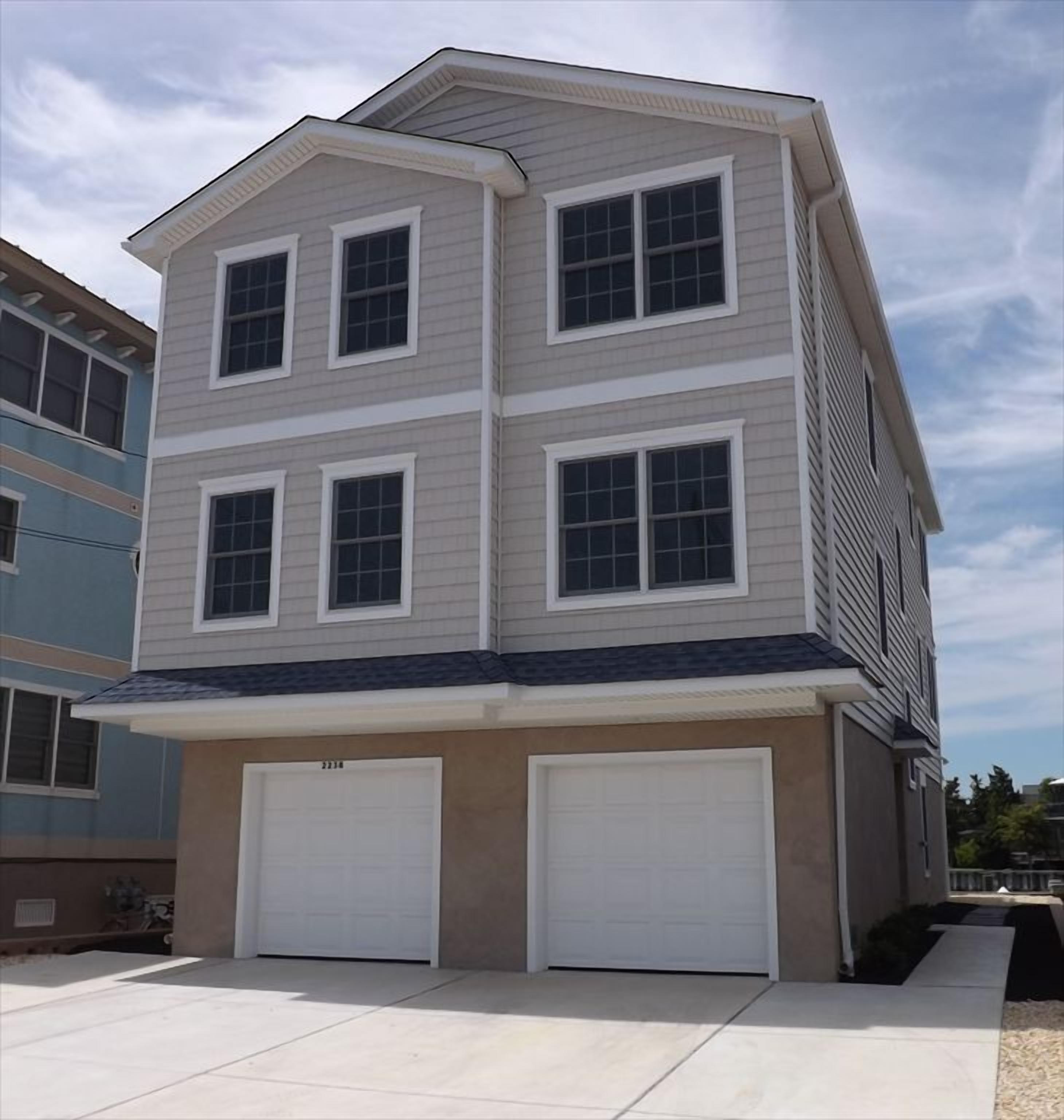 Bay front.  Great location with beautiful sunset views.